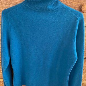Woman's Cashmere Sweater - medium